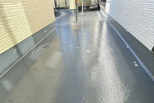 防水材を塗り重ねたベランダの床