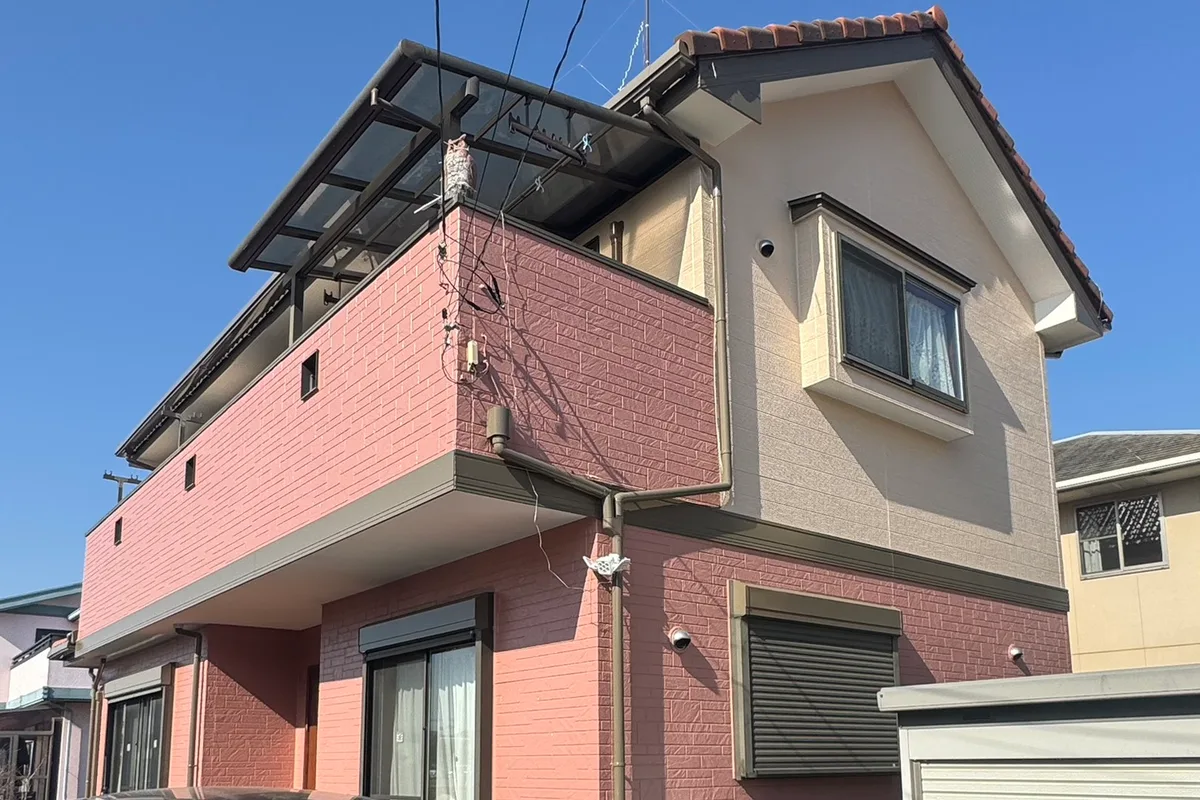足場を外し、塗り替えを終えた二階建ての住宅