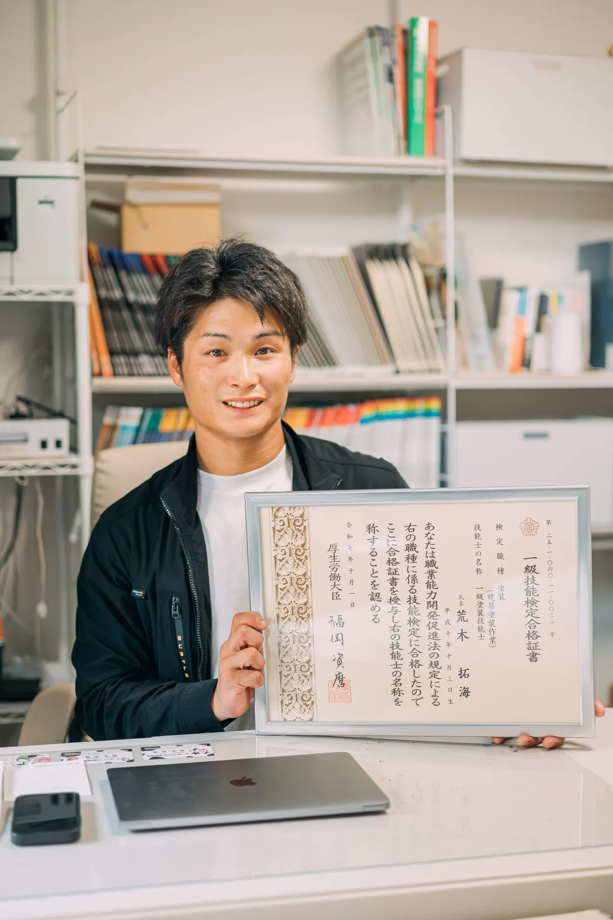 一級技能検定の合格証書を手にした代表