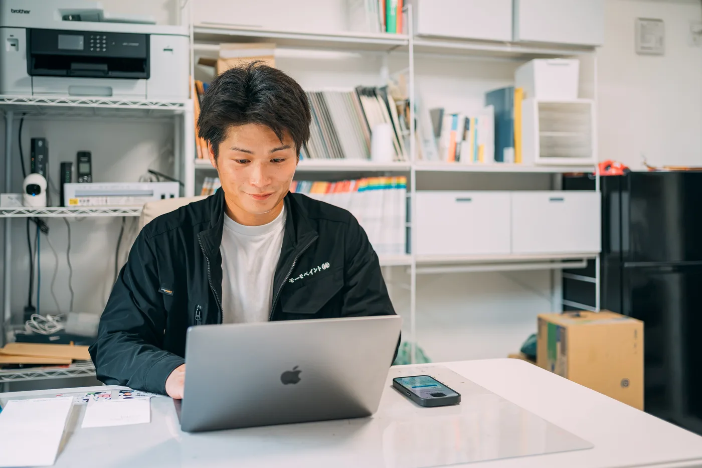 事務所で見積書を作成する代表