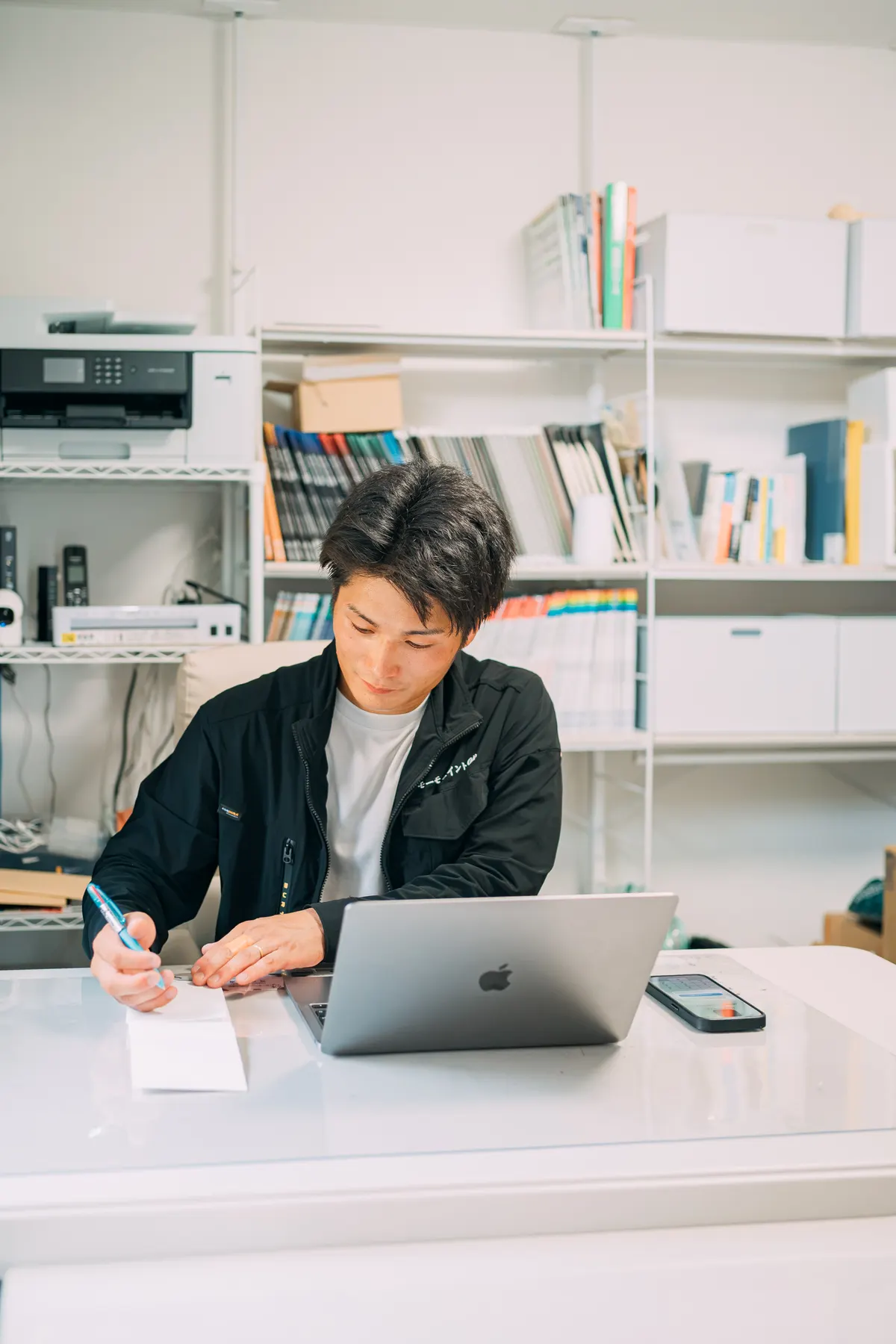 事務所で見積書を作成する代表