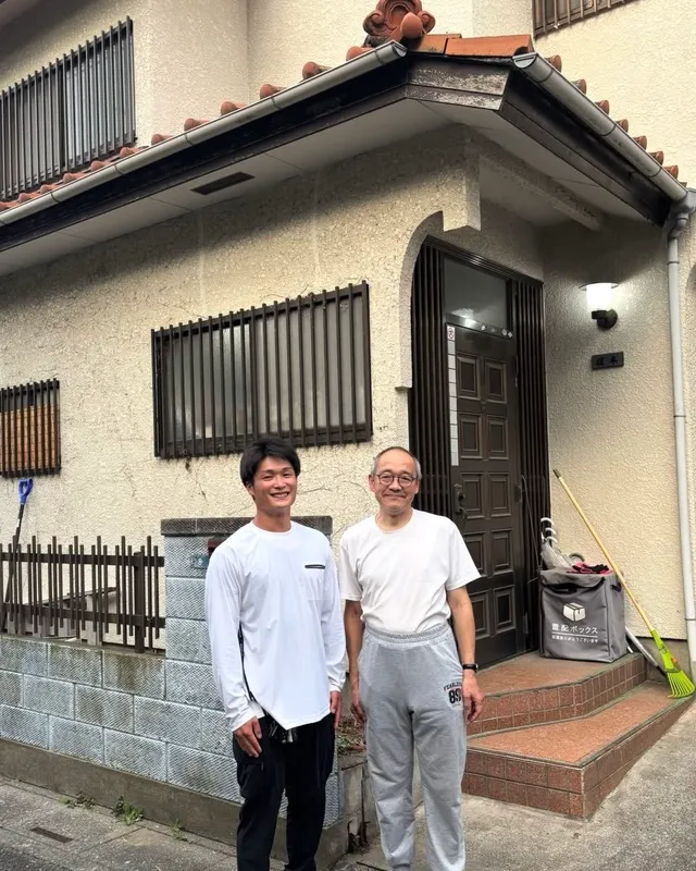 玄関の前に並ぶお客様とスタッフ