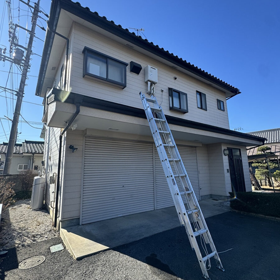 狭山市：築年数の経過による色褪せ・チョーキングを解消！屋根・外壁塗装工事。塗り替え前