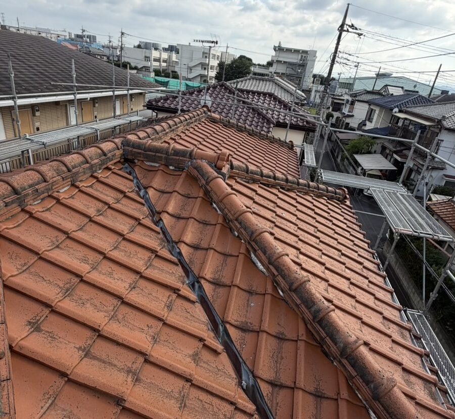 坂戸市｜塗装だけじゃない！雨漏りを防ぐ「棟瓦の漆喰補修」土台からのやり直し工事🏠✨。塗り替え前