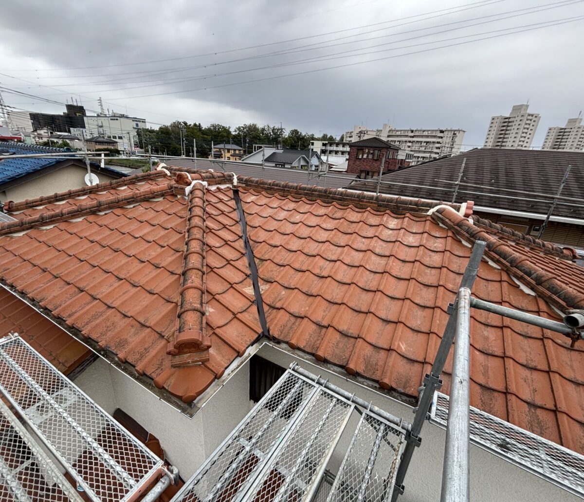 坂戸市｜塗装だけじゃない！雨漏りを防ぐ「棟瓦の漆喰補修」土台からのやり直し工事🏠✨。塗り替え後