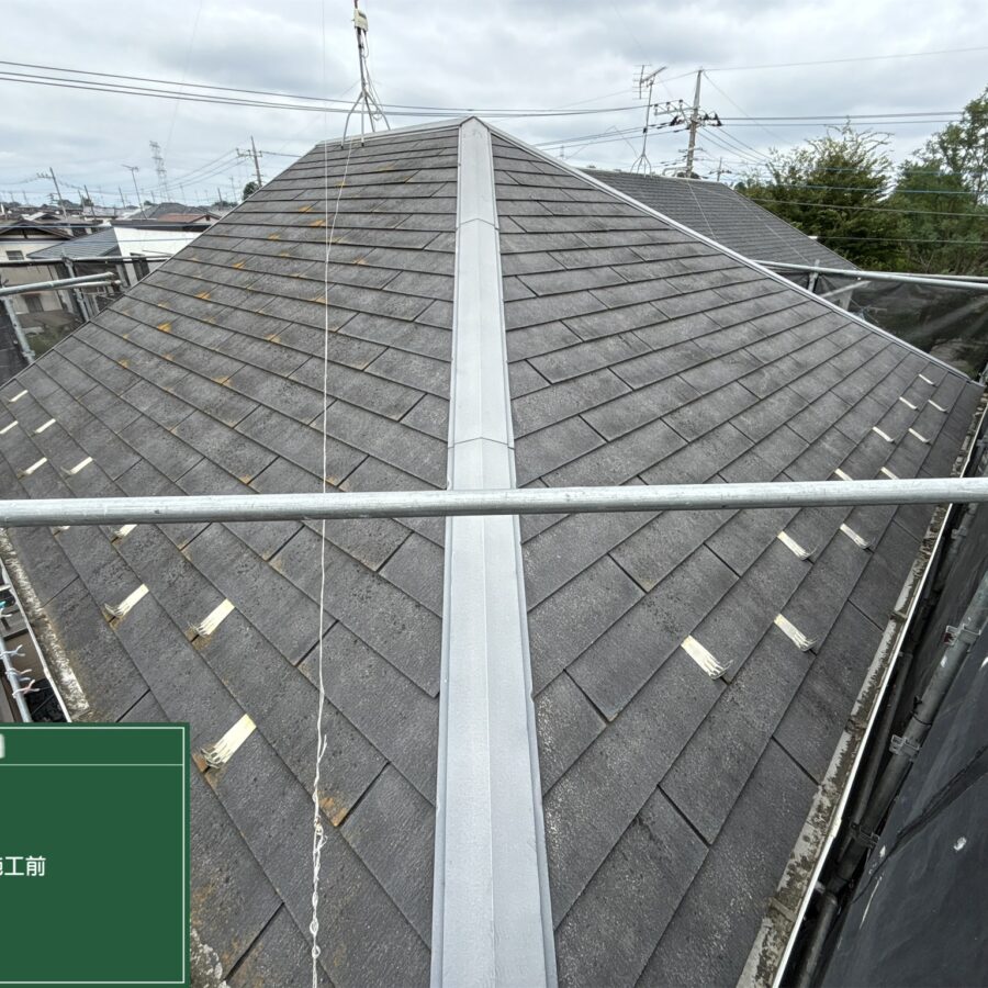 久喜市｜ひび割れも徹底補修！パーフェクトベスト（ダークグレー）で美しく蘇る屋根塗装✨。塗り替え前