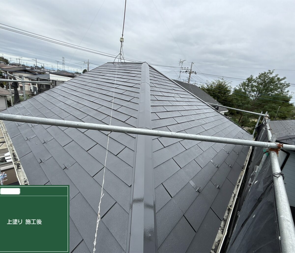 久喜市｜ひび割れも徹底補修！パーフェクトベスト（ダークグレー）で美しく蘇る屋根塗装✨。塗り替え後