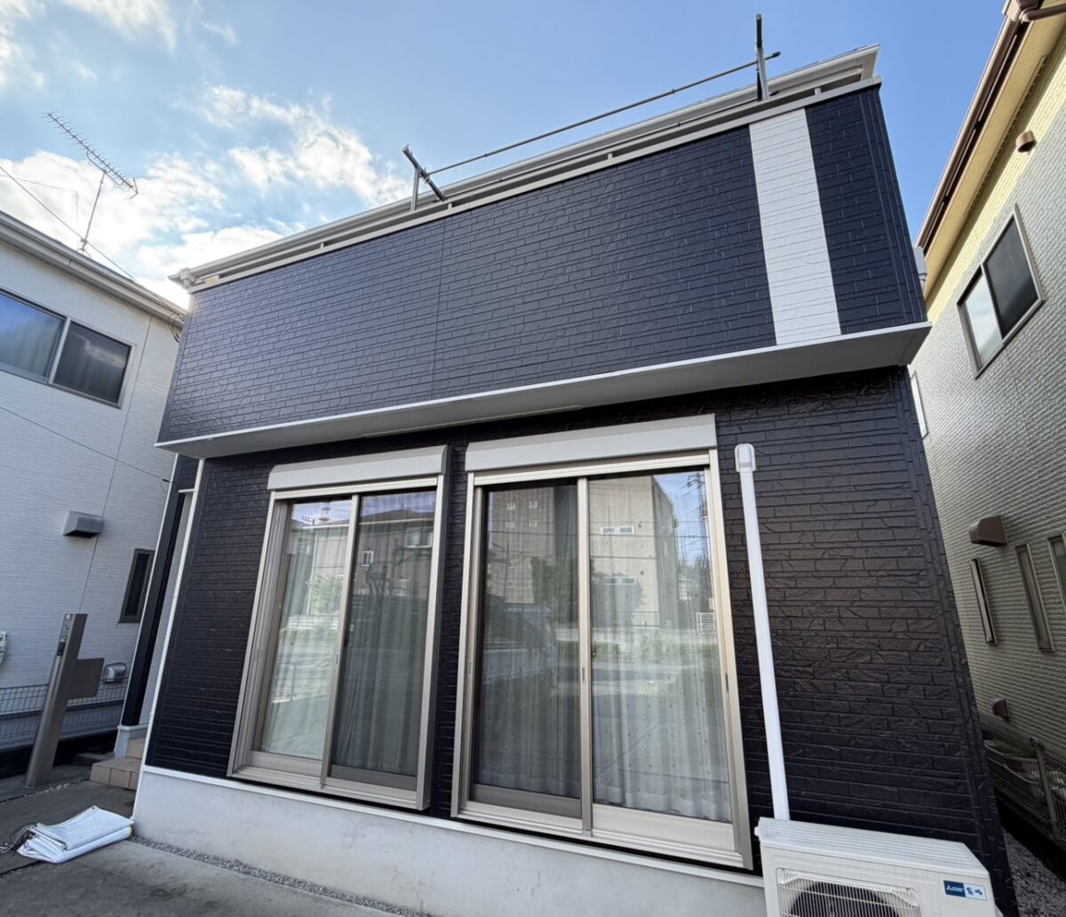 鶴ヶ島市｜屋根・外壁塗装工事が完工！白ラインのアクセントが映えるツートンデザイン×超高耐久無機＆高耐候シーリング✨。塗り替え後